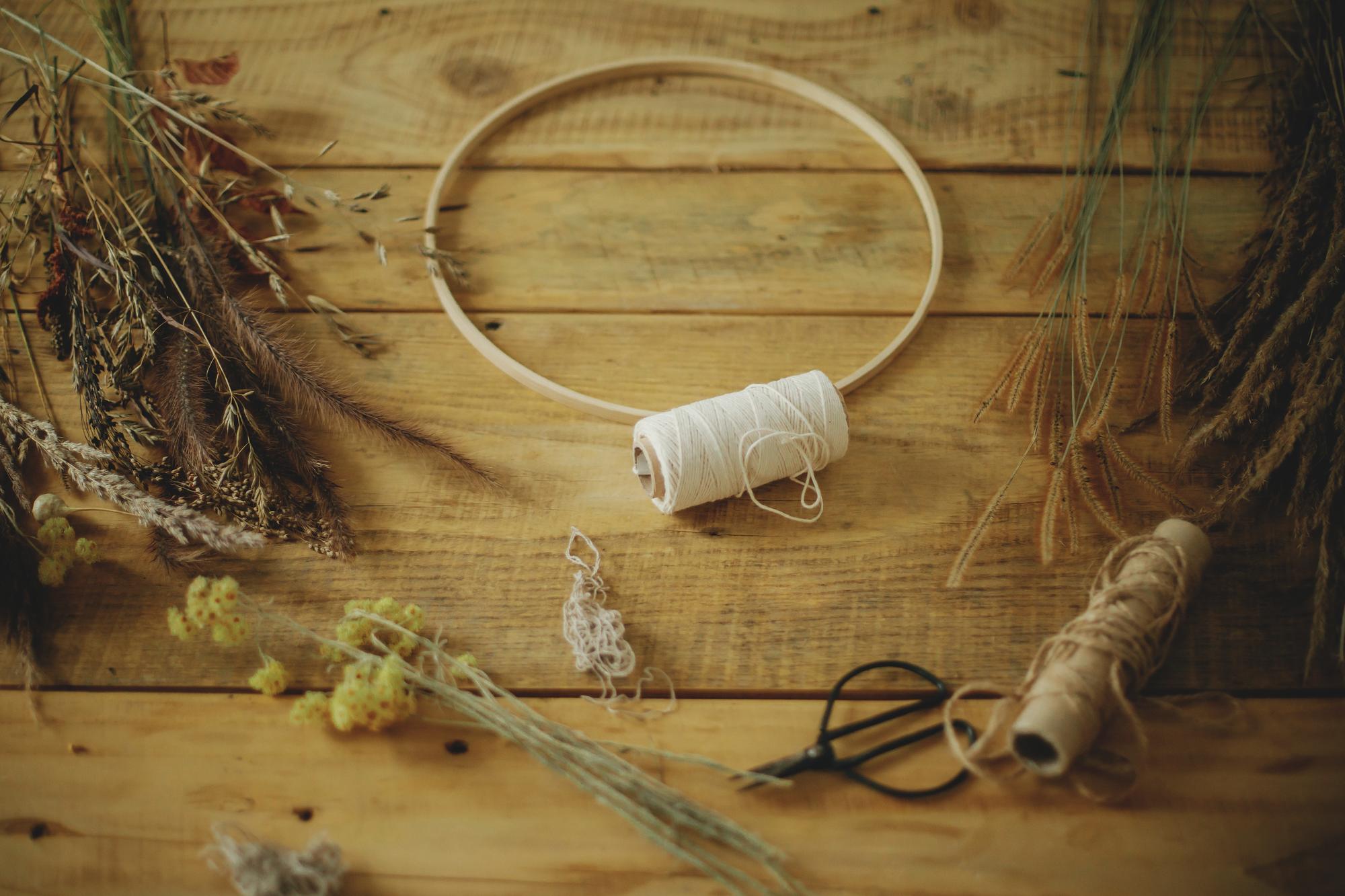 atelier con set di aghi e filo organizzati